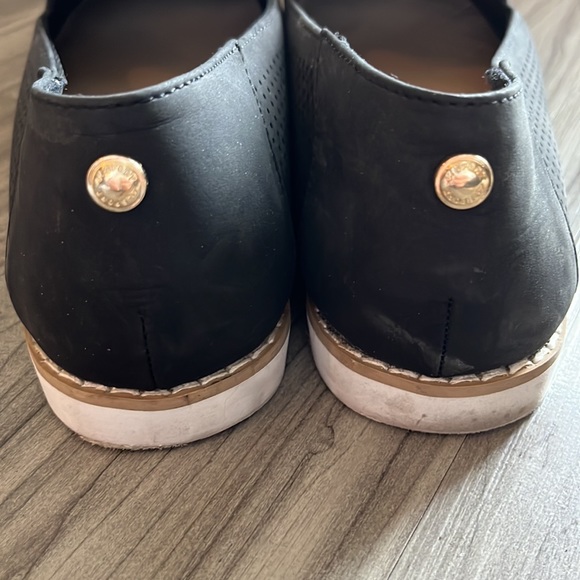 AK Sport SZ 8.5W slip on loafers. Preowned in good condition. - Picture 4 of 5